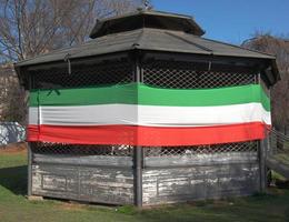 drapeau italien sur kiosque photo