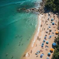 aérien coup de une bondé plage avec nageurs profiter le vagues photo