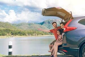 été vacances.heureux famille profiter voyage avec leur préféré auto. vacances et Voyage famille concept. photo
