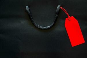 foncé bleu achats papier sac avec Vide rouge prix étiquette pour noir Vendredi achats vente concept. photo