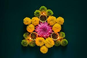 argile diya les lampes allumé à célébrer pour diwali Festival avec coloré fleurs sur foncé bleu Contexte. photo