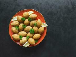 arabe Viande apéritif kibbé. traditionnel arabe kibbeh avec agneau et pin des noisettes. photo