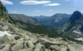 panorama de une large rocheux Montagne vallée à midi. occidental sayans Kurumnik, des pierres, les pavés, mousse avec une unique paysage. photo