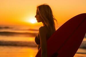magnifique surfeur fille sur le plage à le coucher du soleil photo
