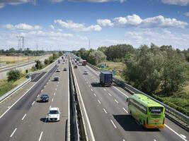 voitures camions la personne et les stocks sur autoroute photo