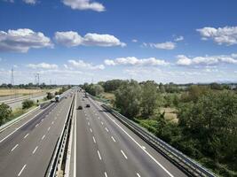 voitures camions la personne et les stocks sur autoroute photo