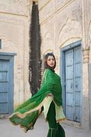 fille punjabi portant un costume vert photo