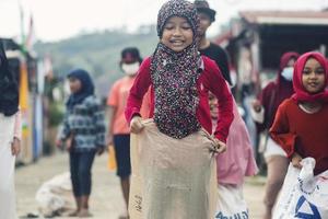 sorong, papouasie, indonésie 2021- les gens célèbrent le jour de l'indépendance de l'indonésie avec diverses compétitions photo