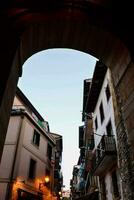 une étroit rue avec une pierre arcade photo