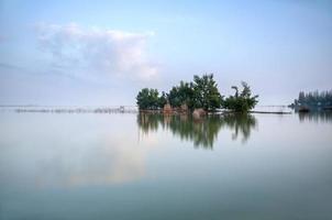 maison de pêcheur au milieu du lac. photo