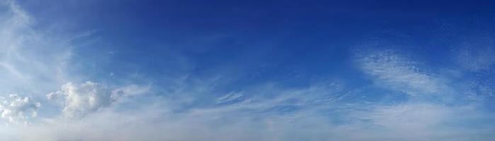 ciel panoramique avec des nuages par une journée ensoleillée. photo