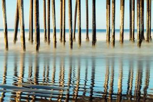 ancienne jetée sur la plage. photo