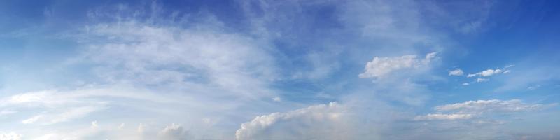 ciel panoramique par une journée ensoleillée. photo