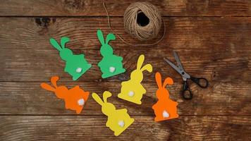 lapins de pâques en papier sur un bois photo