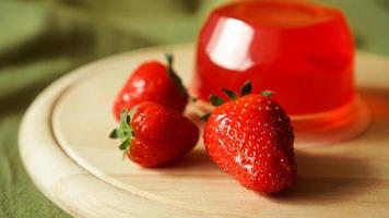 gelée de fraise rouge avec des baies dans un récipient en plastique photo