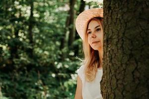 portrait d'une jeune fille dans la forêt photo