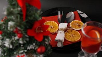 cadre pour le dîner de noël festif sur table noire avec décoration photo