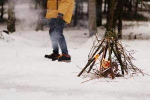 touristes à l'arrêt. préparation pour faire un feu de branches d'épinette photo