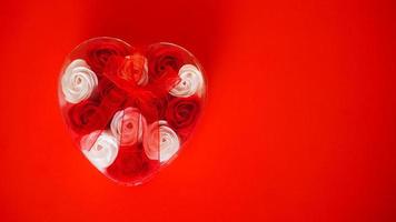 cadeau de saint valentin sur fond rouge. le concept de l'amour photo