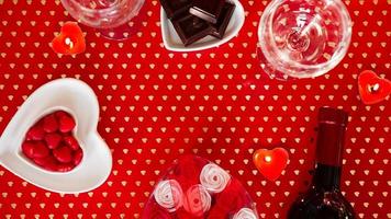 La Saint-Valentin. bouteille de vigne, verres, roses rouges photo