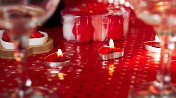 bougies pour la saint valentin, table avec fond rouge festif photo