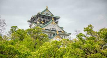 Osaka castel dans avril. photo