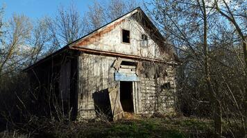 vieux en bois Grange. abandonné en bois maison. antique en bois Grange photo