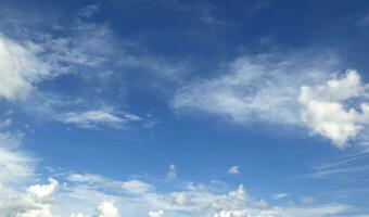 nuage blanc sur fond de ciel bleu photo