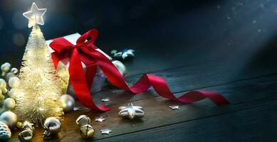 Noël Contexte avec Noël arbre décoration et Noël cadeaux sur une en bois tableau. salutation carte ou bannière conception photo