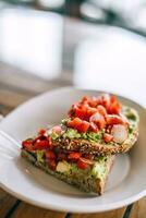 Avocat et tomate sandwich sur blanc plaque. en bonne santé nourriture concept. photo