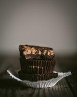 Chocolat bars sur une en bois Contexte. sélectif se concentrer. tonique. photo