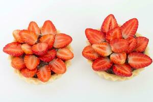 fraise tartelettes isolé sur blanc arrière-plan, Haut voir. photo