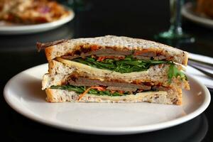 sandwich avec bœuf, fromage et Roquette sur une assiette photo