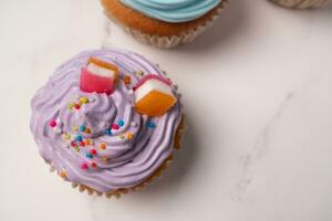 délicieux cupcakes faits maison avec crème colorée et garniture de bonbons et biscuits au chocolat. dessert de vacances d'automne fait maison photo