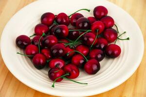 cerises isolé sur en bois Contexte photo