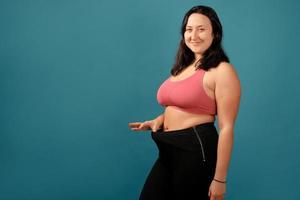 femme positive taille plus heureuse en studio photo