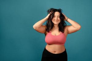 femme positive taille plus heureuse en studio photo