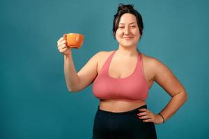 femme positive taille plus heureuse avec tasse photo
