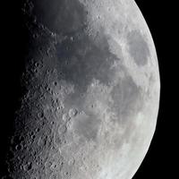 premier quartier de lune vu au télescope photo