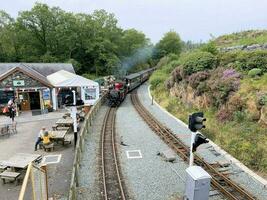 Nord Pays de Galles dans le Royaume-Uni dans septembre 2023. une vue de une vapeur train à tan-y-bwlch station dans Nord Pays de Galles photo