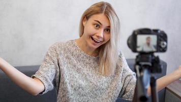vidéo d'enregistrement d'une blogueuse joyeuse photo