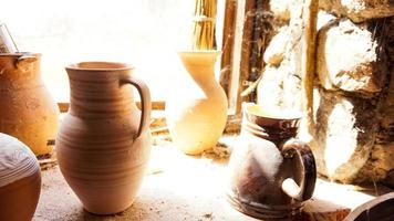 vieux pot en argile dans une vieille pièce. vieilles étagères poussiéreuses dans un atelier de poterie. photo
