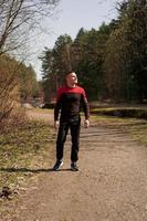 un homme en tenue de sport sur un chemin forestier photo