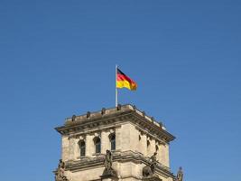 drapeau allemand sur le Reichstag photo