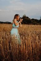 belle jeune femme dansant sur le terrain photo