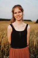 Jeune femme profitant de la nature et du soleil dans un champ de paille photo