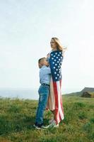 mère célibataire avec fils le jour de l'indépendance des états-unis photo