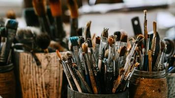 table avec pinceaux et outils dans un atelier d'art. Contexte. photo