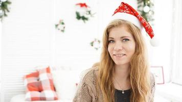 portrait, de, séduisant, femme souriante, dans, noël chapeau, à, nome photo