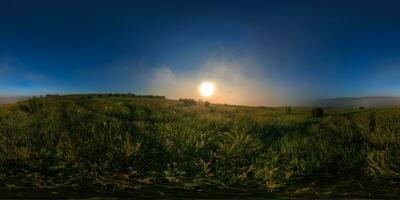 Panorama sphérique à 360 degrés de la prairie brumeuse du matin d'été en projection éqrectangulaire photo